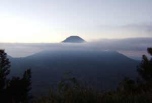 mendaki bukit si kunir