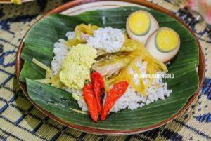 Nasi  liwet khas Indonesia 